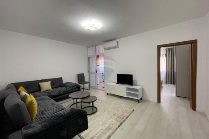 Tirane, jepet me qera apartament 1+1 , 60 m² 680 € (Komuna e Parisit)