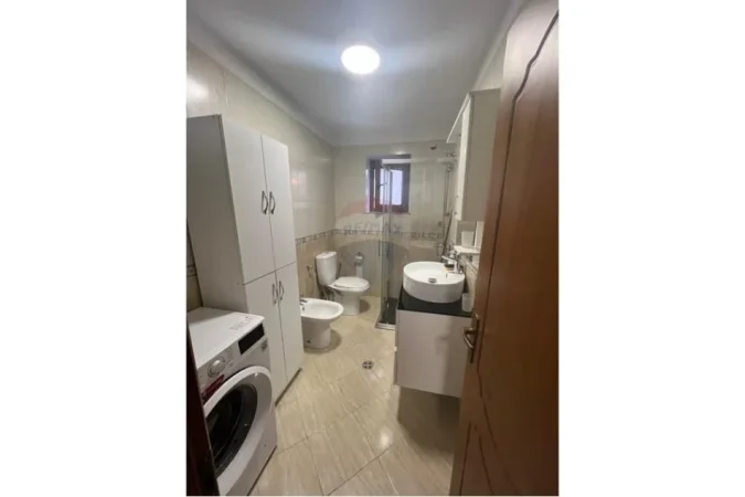 Tirane, jepet me qera apartament 1+1 , 650 € (Myslym Shyri)