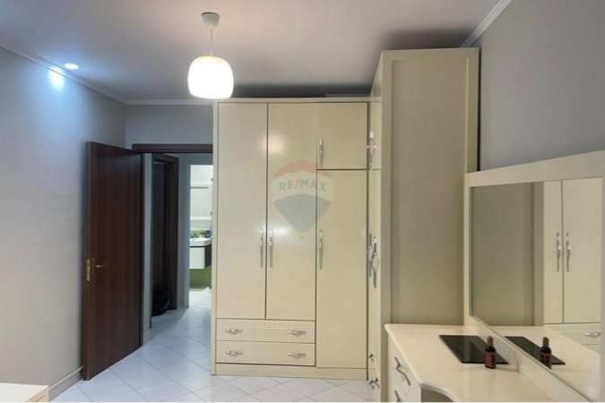 Tirane, jepet me qera apartament 1+1 , 400 € (Astir)