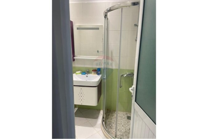 Tirane, jepet me qera apartament 1+1 , 400 € (Astir)