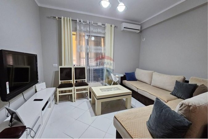 Tirane, jepet me qera apartament 1+1 , 400 € (Astir)