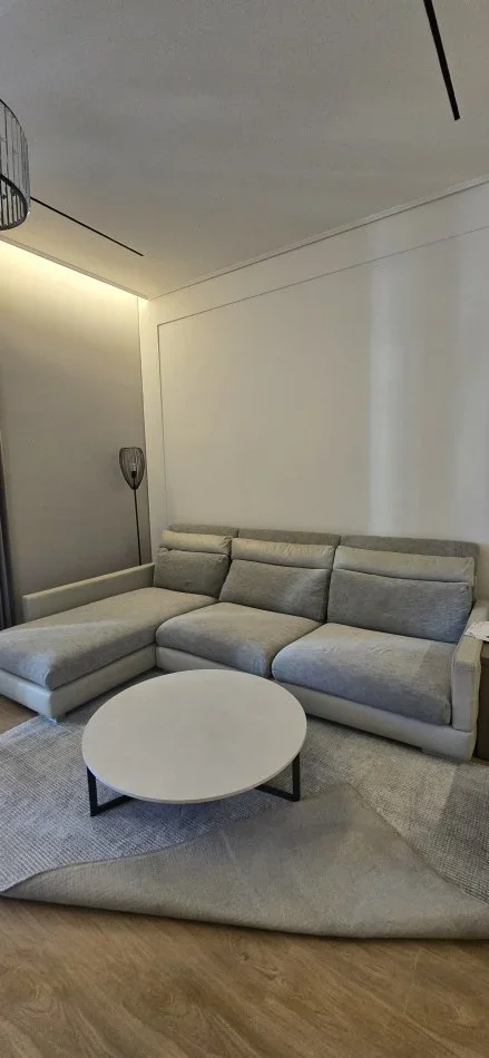 Tirane, jepet me qera apartament 2+1+Ballkon Kati 5, 125 m² 1.200 € (Kompleksi Delijorgji , 21 Dhjetori)
