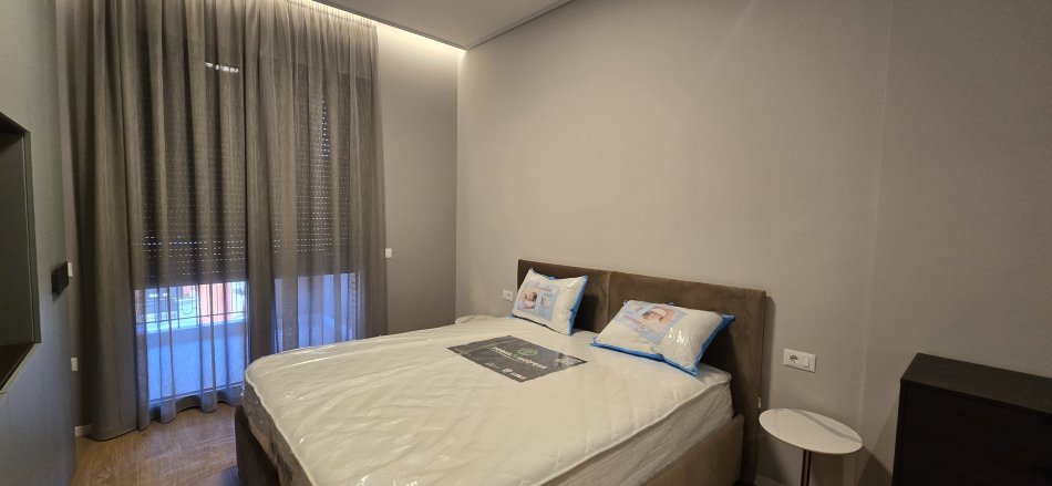 Tirane, jepet me qera apartament 2+1+Ballkon Kati 5, 125 m² 1.200 € (Kompleksi Delijorgji , 21 Dhjetori)