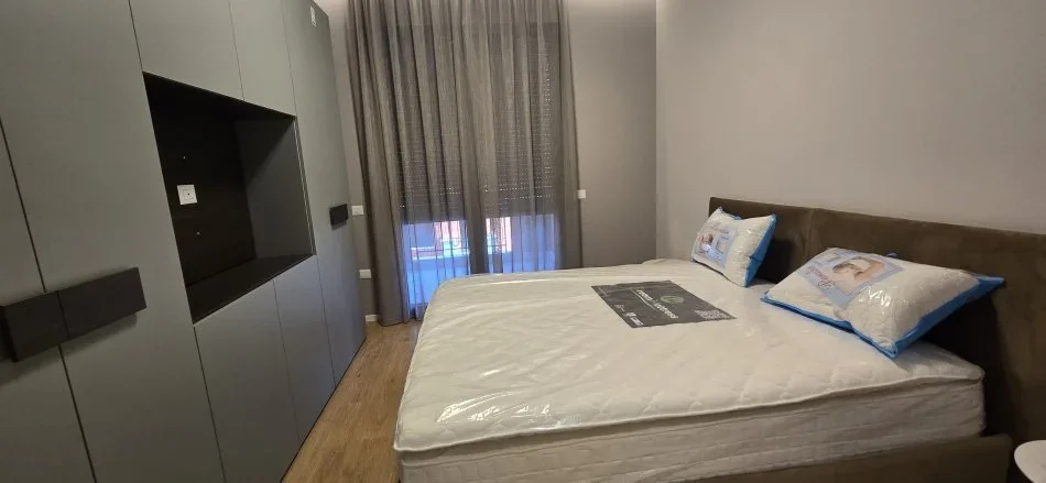 Tirane, jepet me qera apartament 2+1+Ballkon Kati 5, 125 m² 1.200 € (Kompleksi Delijorgji , 21 Dhjetori)