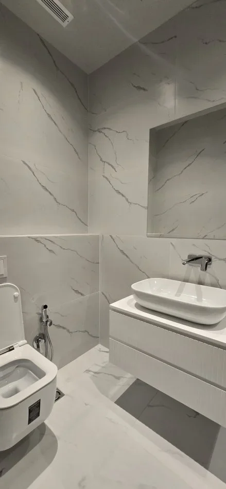 Tirane, jepet me qera apartament 2+1+Ballkon Kati 5, 125 m² 1.200 € (Kompleksi Delijorgji , 21 Dhjetori)