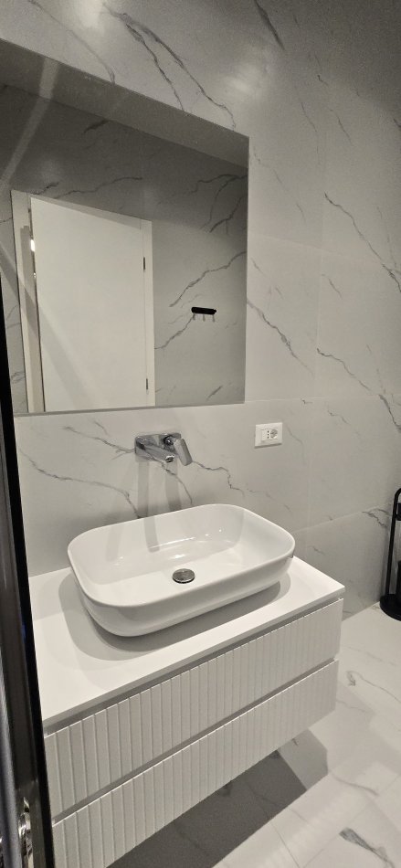 Tirane, jepet me qera apartament 2+1+Ballkon Kati 5, 125 m² 1.200 € (Kompleksi Delijorgji , 21 Dhjetori)