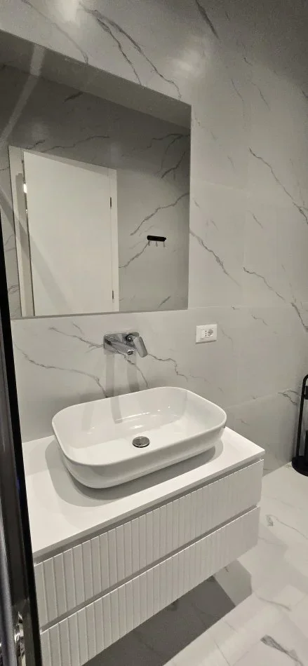 Tirane, jepet me qera apartament 2+1+Ballkon Kati 5, 125 m² 1.200 € (Kompleksi Delijorgji , 21 Dhjetori)