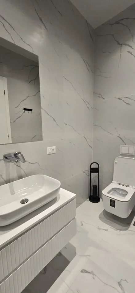 Tirane, jepet me qera apartament 2+1+Ballkon Kati 5, 125 m² 1.200 € (Kompleksi Delijorgji , 21 Dhjetori)