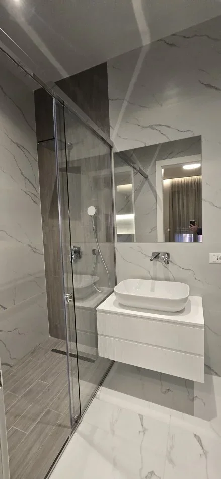 Tirane, jepet me qera apartament 2+1+Ballkon Kati 5, 125 m² 1.200 € (Kompleksi Delijorgji , 21 Dhjetori)