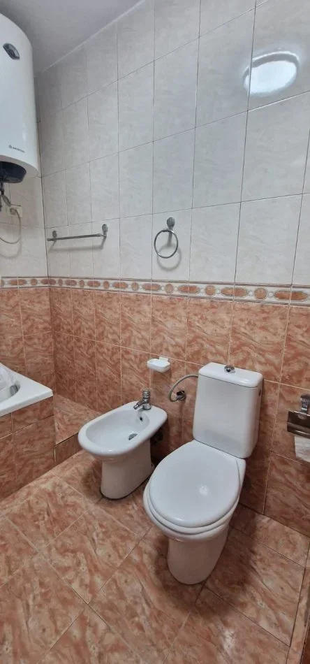 Tirane, jepet me qera apartament 1+1+Ballkon Kati 3, 63 m² 650 € (Komuna e parisit)