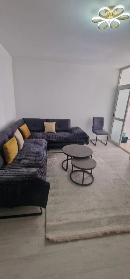 Tirane, jepet me qera apartament 1+1+Ballkon Kati 3, 63 m² 650 € (Komuna e parisit)