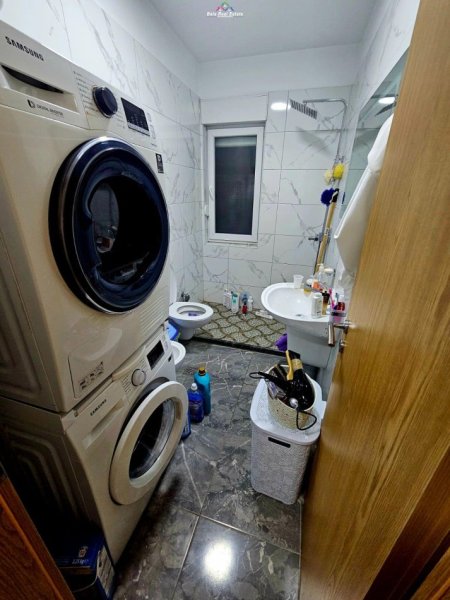 Tirane, jepet me qera apartament 1+1+Ballkon Kati 8, 65 m² 600 € (kompleksi kontakt)