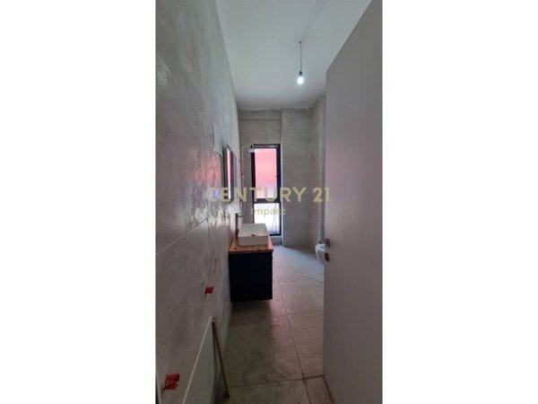 Tirane, shes apartament 2+1+VERAND(50M2) , 94 m² 190.800 € (Kompleksi Arlis, Farmacia 10, Rruga e Dibrës)