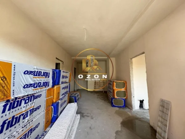 Apartament 2+1+2+ Parking për shitje tek Shkolla e Kuqe!