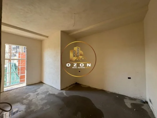 Apartament 2+1+2+ Parking për shitje tek Shkolla e Kuqe!