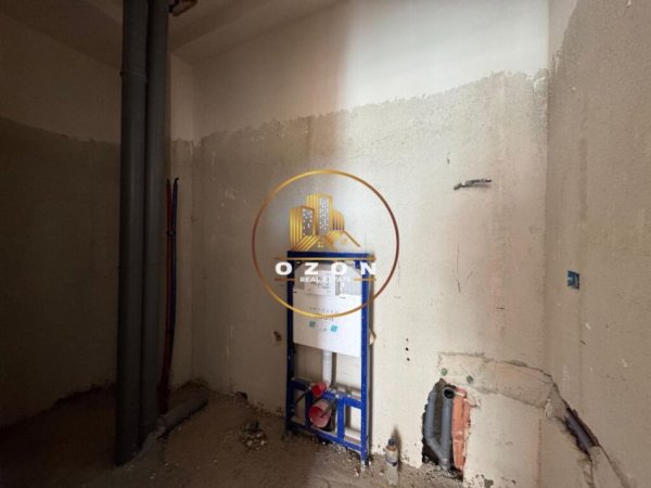 Apartament 2+1+2+ Parking për shitje tek Shkolla e Kuqe!