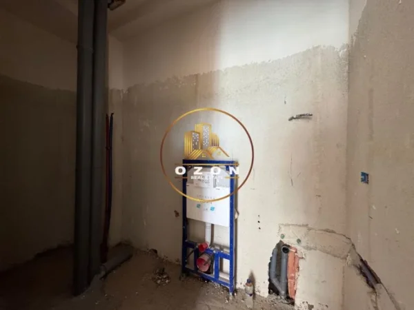 Apartament 2+1+2+ Parking për shitje tek Shkolla e Kuqe!