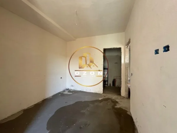 Apartament 2+1+2+ Parking për shitje tek Shkolla e Kuqe!