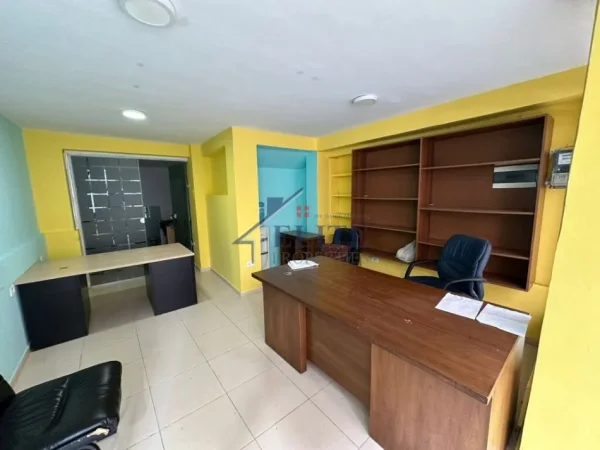 Tirane, jepet me qera zyre Kati 2, 151 m² 1.700 € (Rruga Fortuzi)