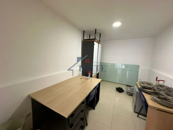 Tirane, jepet me qera zyre Kati 2, 151 m² 1.700 € (Rruga Fortuzi)