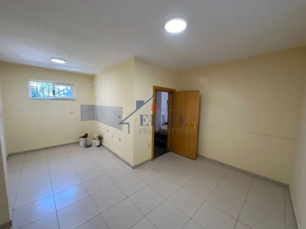 Tirane, jepet me qera zyre Kati 2, 151 m² 1.700 € (Rruga Fortuzi)