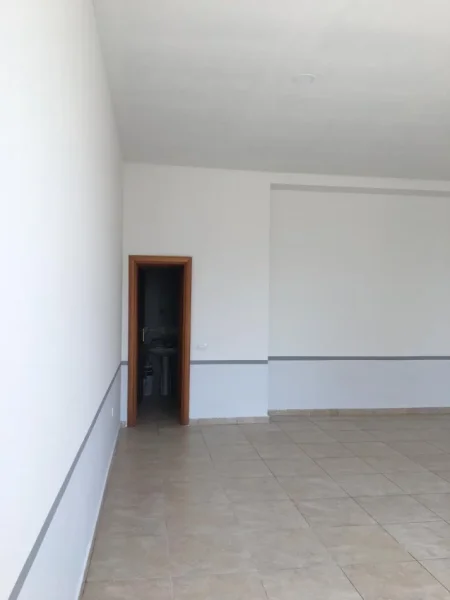 Tirane, shitet dyqan , 73 m² 87.600 € (Yzberisht)