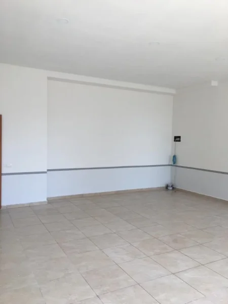 Tirane, shitet dyqan , 73 m² 87.600 € (Yzberisht)