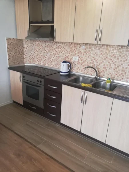 Durres, jepet me qera apartament 1+1 Kati 5, 55 m² 380 € (Shetitore Taulantia)