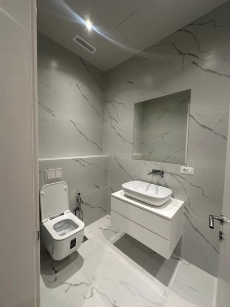 Tirane, jepet me qera apartament 2+1+Ballkon Kati 3, 125 m² 1.200 € (Kompleksi Delijorgji)