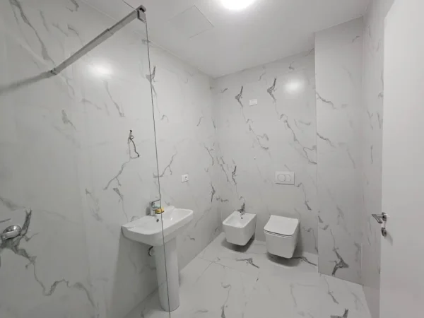 Tirane, jepet me qera zyre Kati 9, 68 m² 750 € (Lake View)