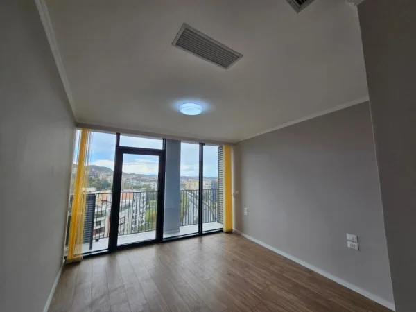 Tirane, jepet me qera zyre Kati 9, 68 m² 750 € (Lake View)