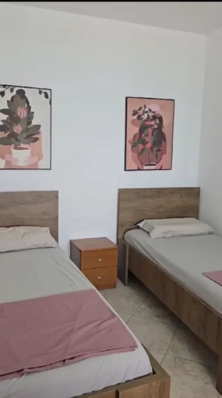 Durres, jepet me qera apartament Kati 5, 100 m² 650 € (Shkembi i Kavajes)
