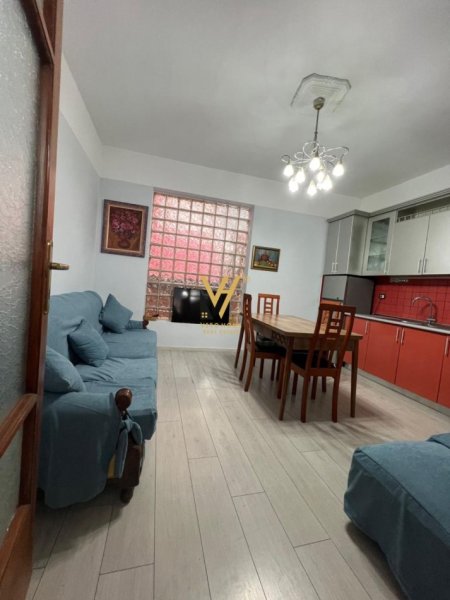 Tirane, jepet me qera apartament 2+1+Ballkon Kati 2, 120 m² 600 € (MYSLYM SHYRI)