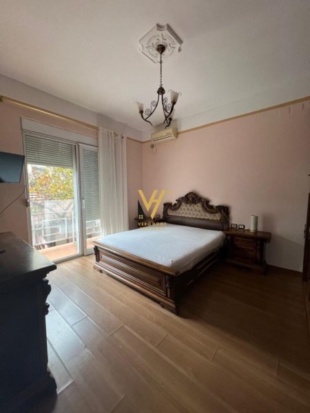Tirane, jepet me qera apartament 2+1+Ballkon Kati 2, 120 m² 600 € (MYSLYM SHYRI)