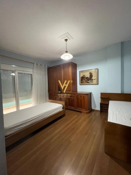 Tirane, jepet me qera apartament 2+1+Ballkon Kati 2, 120 m² 600 € (MYSLYM SHYRI)