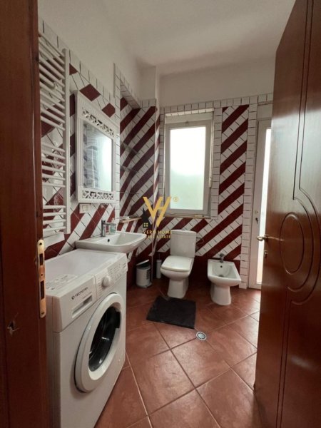 Tirane, jepet me qera apartament 2+1+Ballkon Kati 2, 120 m² 600 € (MYSLYM SHYRI)