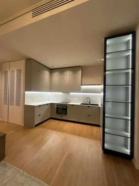 Tirane, Jepet apartament me qira 2+1+Ballkon Kati 4, 120 m² (Kompleksi Delijorgji)