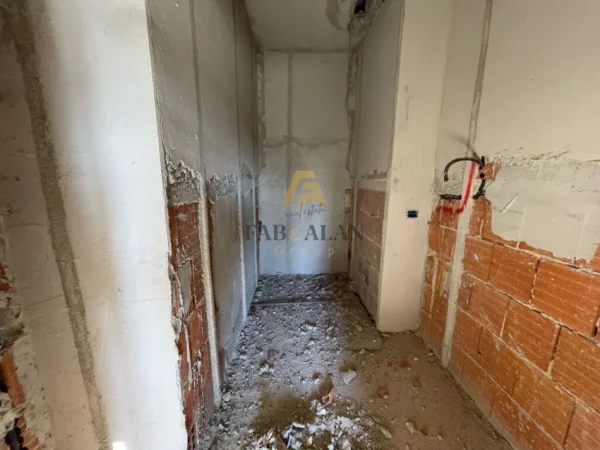 Tirane, shitet apartament 2+1+2 Kati 2, 125 m² 205.000 € (Shkolla e Kuqe)