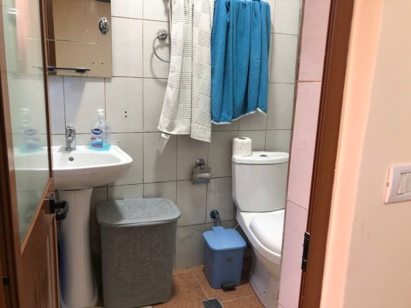 Tirane, jepet me qera apartament 1+1 Kati 1, 40 m² 300 € (e dibres)