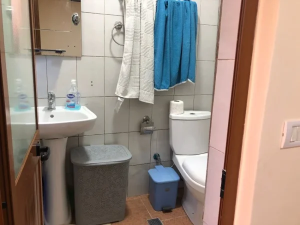 Tirane, jepet me qera apartament 1+1 Kati 1, 40 m² 300 € (e dibres)