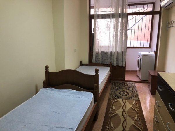 Tirane, jepet me qera apartament 1+1 Kati 1, 40 m² 300 € (e dibres)