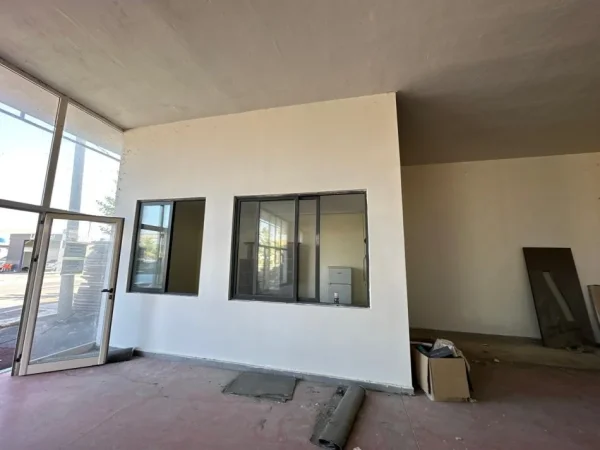 Durres, jepet me qera magazine Kati 0, 600 m² 1.000 € (Spitalle)