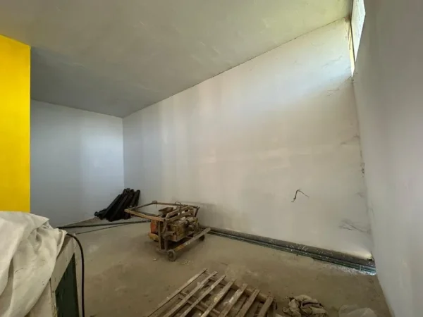 Durres, jepet me qera magazine Kati 0, 600 m² 1.000 € (Spitalle)