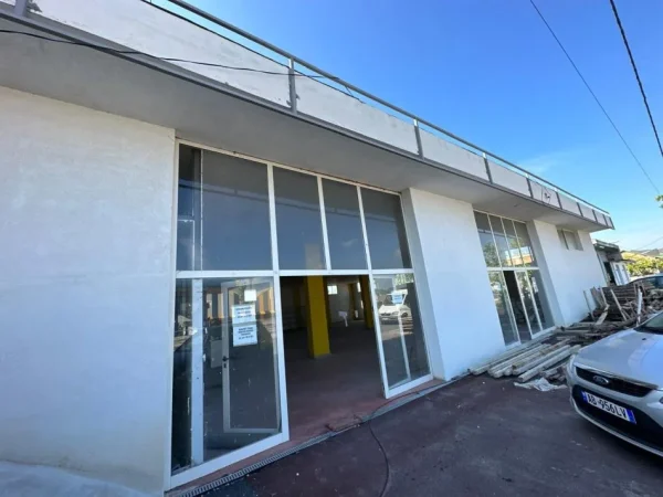 Durres, jepet me qera magazine Kati 0, 600 m² 1.000 € (Spitalle)