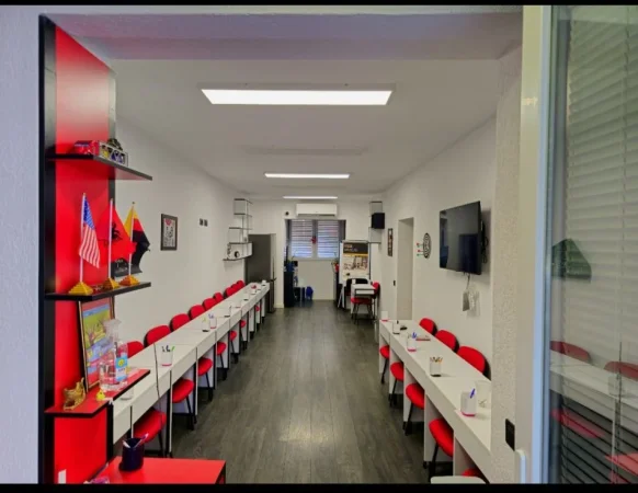 Tirane, jepet me qera zyre Kati 1, 93 m² 700 € (Rruga Muhamet Gjollesha, 21 Dhjetori)