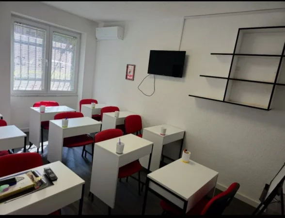 Tirane, jepet me qera zyre Kati 1, 93 m² 700 € (Rruga Muhamet Gjollesha, 21 Dhjetori)