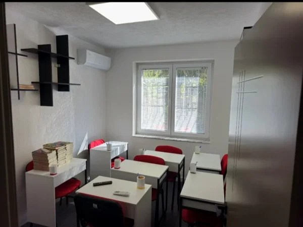 Tirane, jepet me qera zyre Kati 1, 93 m² 700 € (Rruga Muhamet Gjollesha, 21 Dhjetori)