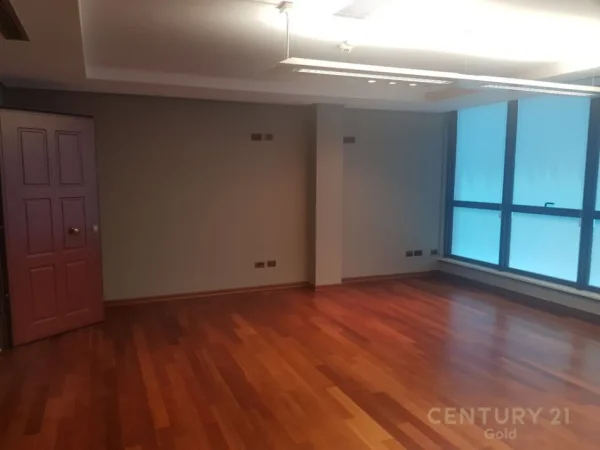 Tirane, jepet me qera zyre Kati 3, 70 m² 850 € (Rruga e barrikadave)