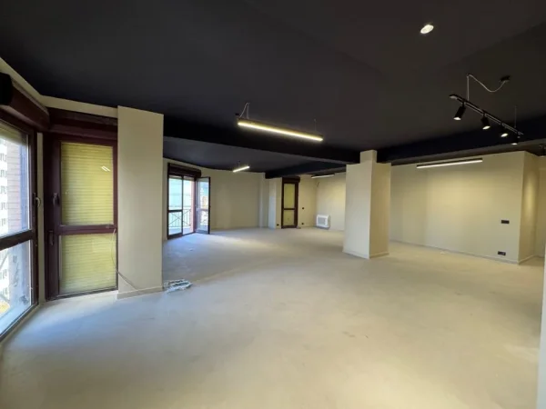 Tirane, jepet me qera zyre Kati 8, 145 m² 2.000 € (TORRE DRIN QENDER)