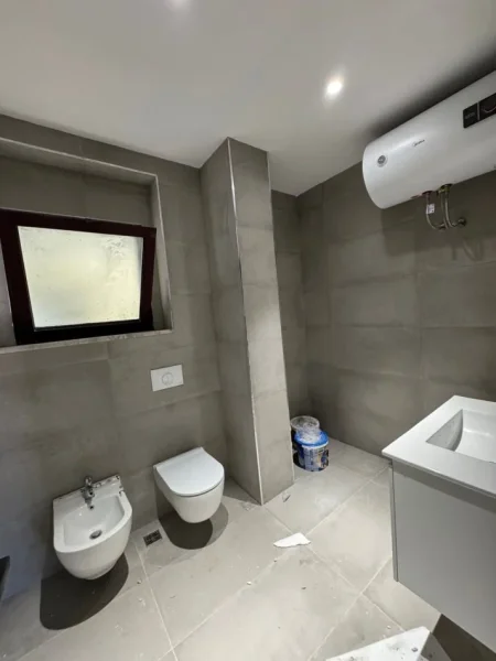 Tirane, jepet me qera zyre Kati 8, 145 m² 2.000 € (TORRE DRIN QENDER)